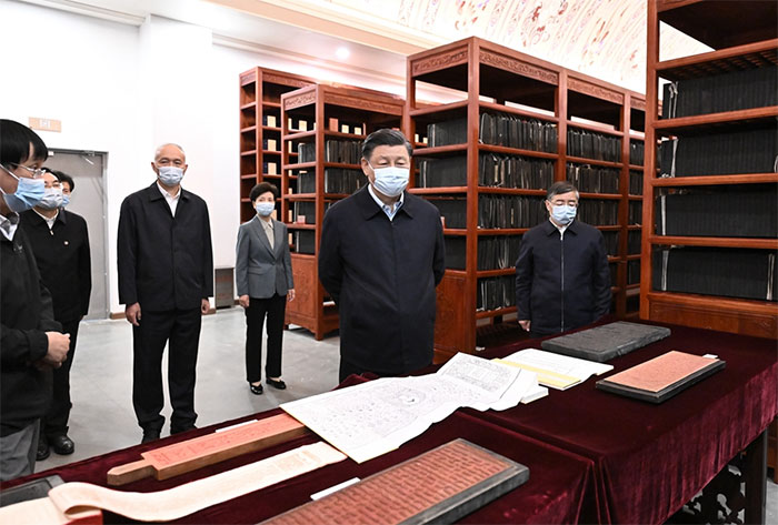 習(xí)近平1日下午在中國國家版本館考察時，在蘭臺洞庫了解館藏精品版本保存情況